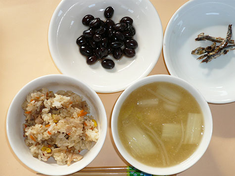 中華おこわとなめこの味噌汁と黒豆