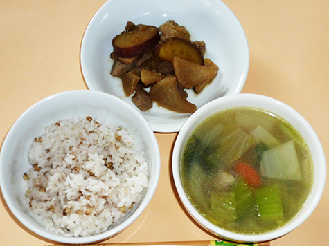 根菜の煮物と青梗菜・白菜のスープともち麦ごはん