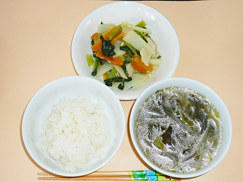 青菜のにんにく炒めと中華スープとごはん