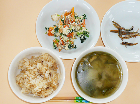 蓮根の味噌汁とほうれん草の白和えとそぼろごはん