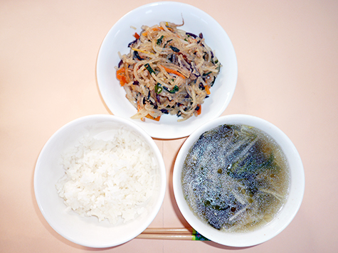 チャプチェとわかめ・もやしのスープとごはん