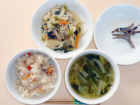炊き込みごはんと切干し大根の煮物と蕪・水菜の吸い物