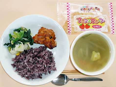 タンドリーチキンとじゃが芋・ほうれん草のソテーと野菜スープと赤米ごはんとデザート