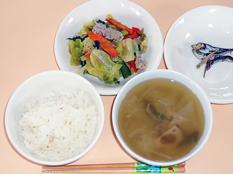 肉野菜炒めと根菜の味噌汁とごはん