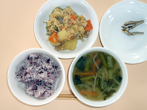 カレー肉じゃがと小松菜・ワカメの味噌汁と黒米ごはん