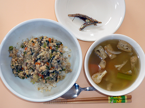 スタミナ納豆丼と春ごぼう・かぼちゃの味噌汁