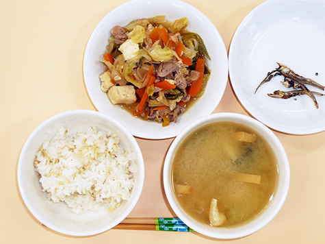肉豆腐とじゃが芋・小松菜の味噌汁と麦ごはん