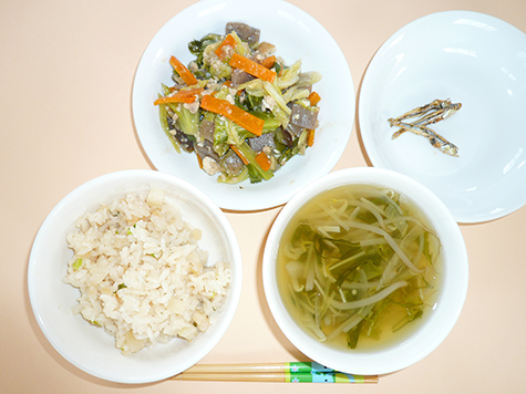 サイコロ大根ごはんと厚揚げの肉味噌炒めと水菜・えのきの吸い物