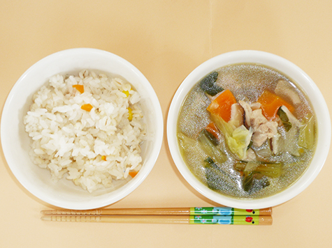椎茸・キャベツのチキンスープとピラフ