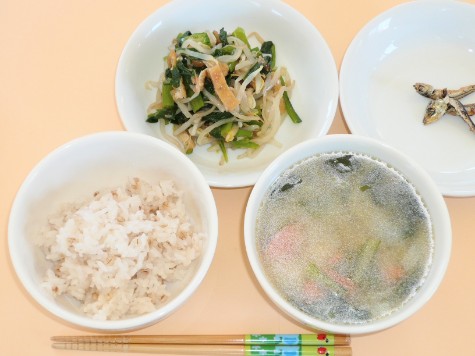 つるむらさきの和え物と具沢山味噌汁と梅ごはん