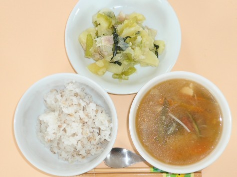ジャーマンポテトとトマトの酸辣湯スープともち麦ごはん