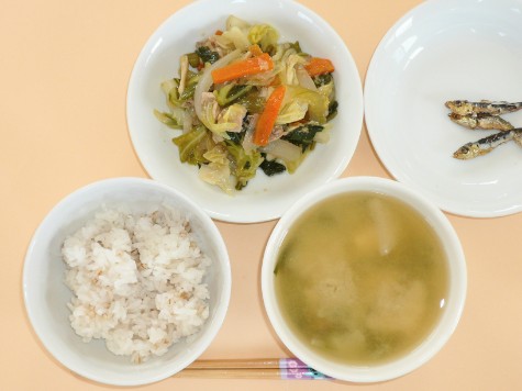 肉野菜炒めと大根・しめじの味噌汁ともち麦ごはん