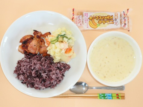グリルチキンとポテトサラダとコーンスープと赤米ごはんとステックケーキ