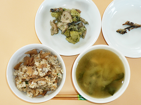 そぼろ蓮根の混ぜごはんとじゃが芋の青のり炒めと豆腐・えのきの味噌汁