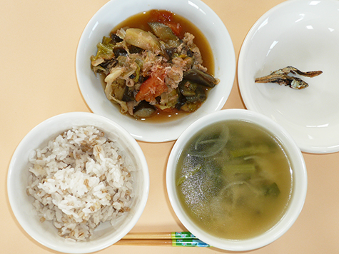 茄子・トマトの豚肉重ね蒸しと小松菜・きくらげの味噌汁ともち麦ごはん