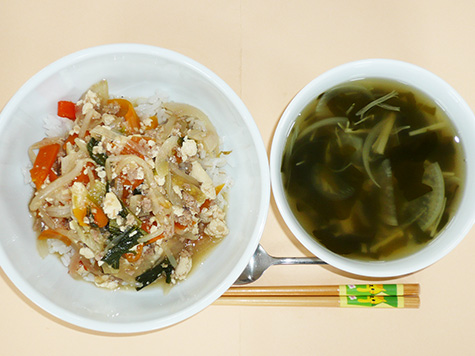 豆腐と挽肉の和風あんかけ丼とわかめ・えのきのスープ