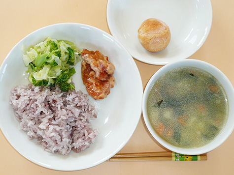 鶏マヨとブロッコリー・キャベツのマリネと野菜スープと赤米ごはんとデザート