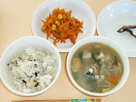 けんちん汁と人参しりしりとワカメごはん