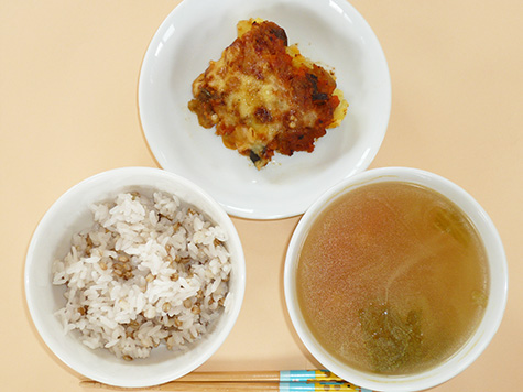 じゃが芋・茄子のチーズグラタンとトマト・コーンのコンソメスープともち麦ごはん