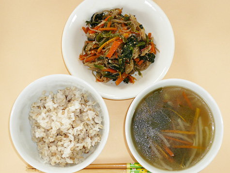 チーム野菜のプルコギ風炒めと人参の中華スープともち麦ごはん