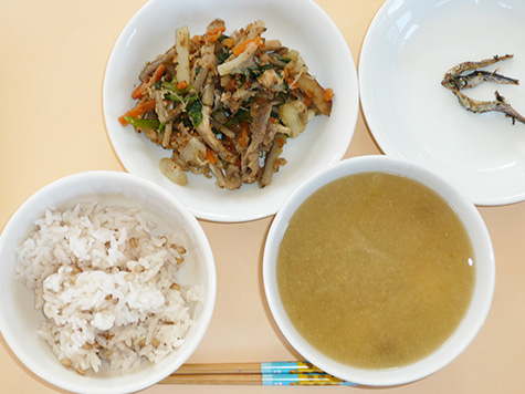 チーム野菜のカラフルきんぴらと茎わかめ・なめこの味噌汁ともち麦ごはん